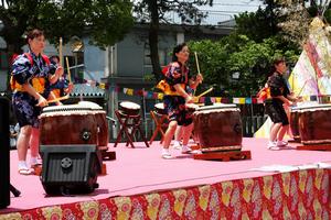 浴衣姿で演奏を行う「さおとめ太鼓」