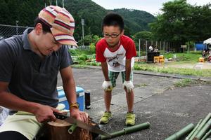 緑のふるさと協力隊の石田貴久(いしだ　たかひさ)さんも竹製の水鉄砲の作り方を教えるなど、自然の楽しさを伝える