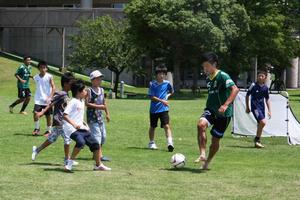 サウルコス福井選手とサッカーのミニゲームを楽しむ