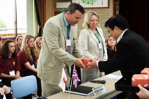 市役所で行われた表敬訪問。日本の涼を感じてもらおうと、北川副市長から越前焼の風鈴をプレゼント