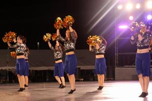 チアの振り付けを教えることで、来場者と一緒に踊る福井商業高校チアダンス「JETS」OGのチーム「Venus」