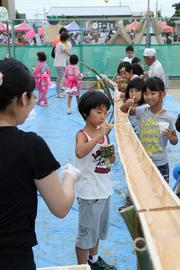 坂井青年会議所が行った流しそうめん。自分で竹を切って作った器で食べるそうめんは格別