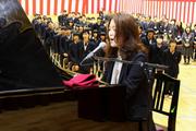生徒や教職員らとヒナタカコさんで、坂井高校に新校歌を響かせる