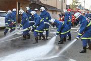 全員で協力して、手際よく放水作業を行う坂井消防団員たち