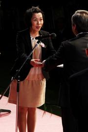 坂本市長から大賞の受賞を受ける大浦みどりさん