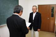 坂本市長から委員に委嘱状を交付。委員長には平田善幸氏(右)が選ばれる