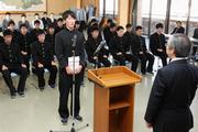 32人の選手、監督らを代表し決意を述べる飯田さん