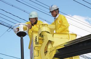 作業車を使った照明部分の清掃。汚れがひどいところはカバーを外して拭き取った