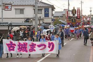 突然の雨にも負けず、「手作り鎧兜武将隊」や「奴隊」、「からくり人形山車」らが城下町を練り歩く