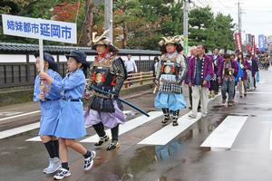 突然の雨にも負けず、「手作り鎧兜武将隊」や「奴隊」、「からくり人形山車」らが城下町を練り歩く2