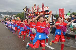 総踊りでは様々な衣装に身を包み、元気のいい掛け声で「丸岡音頭」や「ばんば踊り」を踊り流す