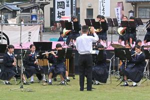 メーンステージでは、大勢の観客が太鼓や丸岡中学校、丸岡南中学校の吹奏楽部の演奏などを楽しんだ2