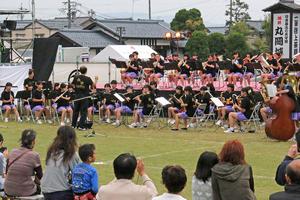 メーンステージでは、大勢の観客が太鼓や丸岡中学校、丸岡南中学校の吹奏楽部の演奏などを楽しんだ3