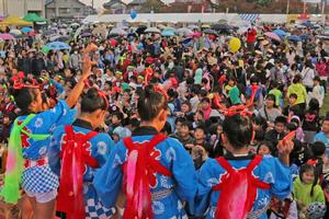 今年度は子どもたち限定の「お菓子まき」も。満開の笑顔が会場中に咲き誇る