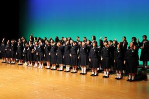 手話コーラスで「上を向いて歩こう」を歌う三国、丸岡、春江中学校と県立ろう学校中学部の生徒