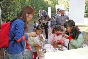 カレーピクルスなど工夫を凝らした料理を試食。子どもも「美味しい」とすすんで野菜を食べる