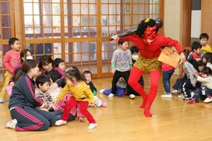 怖がって逃げ出す園児たちを追いかけ、「先生を助けたければ火遊びしろ～」と迫る赤鬼