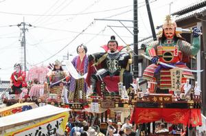 三國神社前に勢ぞろいする山車6基