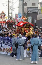 威勢のいい掛け声とともに、荒々しいみこしを担ぐ男衆