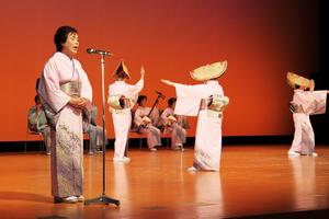 歌や三味線、笛で奏でる三国節に合わせ、しなやかな踊りを披露する三国節保存会