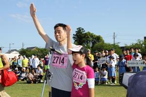 「丸岡城を眺めながら一生懸命楽しく安全に走ります」と宣誓する谷口康治さん未紗さん親子(春江町いちい野)