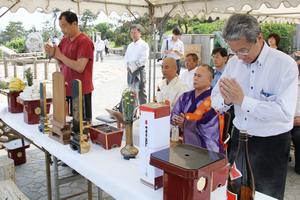 事故や怪我などがないことを願う参列者