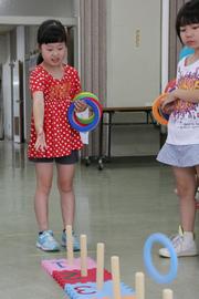 子どものゲームコーナー」には三国町内の各小学校の児童たち手作りの輪投げなどが登場
