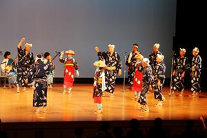 のびやかな節にあわせ、舟寄踊り、木遣り、野乙女さん踊りを舞う舟寄踊保存会