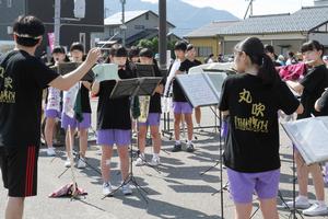スタート直後のコーナーでは、丸岡中学校吹奏楽部が激励の曲を演奏