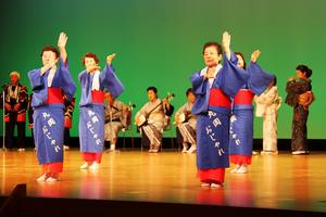 丸岡おじゃれ保存会は太鼓、笛、三味線などに合わせ、ゆるやかに演舞