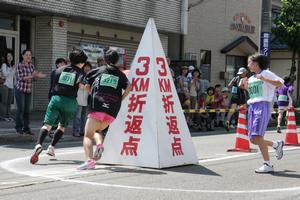 沿道の声援に勇気をもらい、折り返し地点を走り抜ける