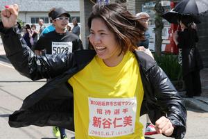 市民ランナーに熱い声援を送りながら駆け抜けるゲストランナーの新谷さん