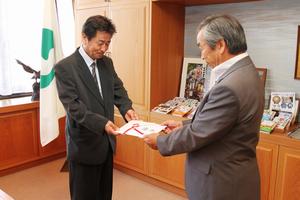 目録を贈呈する濱野社長(左)