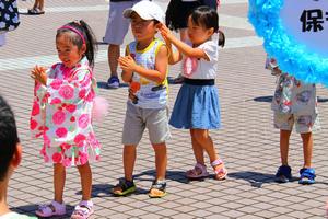 「でんすけさん、どっこいしょ」の声を出し、元気に踊る春江町内の保育園児たち2