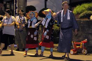 子どもからお年寄りまでが世代を超えて踊り明かす