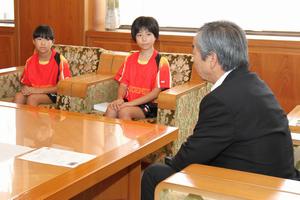 市長に優勝を報告する直江さん（写真右）と川畑さん（写真左）