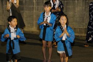 子どもたちも元気に踊りを披露