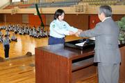 坂本市長より新たな7人の女性防犯隊員を代表して辞令を受け取る嶋田さん