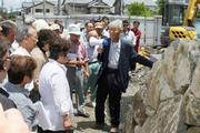 建築現場での見学会。「石を運ぶときには、石垣で使う場所をすでに決めてある」と話す粟田氏