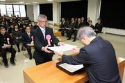 喜夛教育長から功労賞の表彰状を授与される古谷さん