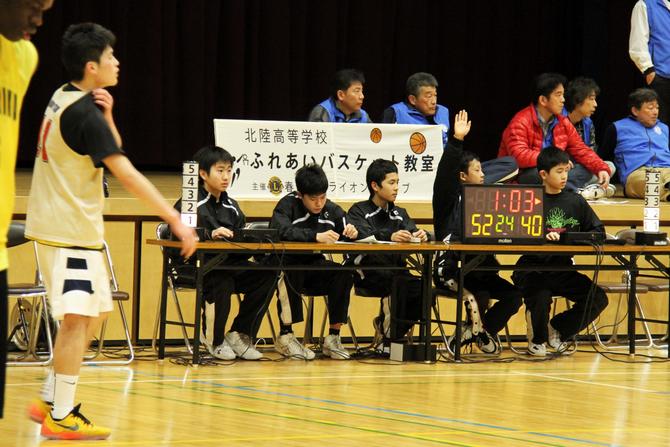 紅白試合のオフィシャルなど坂井中学校バスケットボール部員がお手伝い