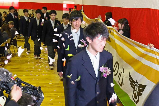 134人の生徒が卒業を迎えた。出席者らによる花道が用意され、笑顔を見せる生徒たち