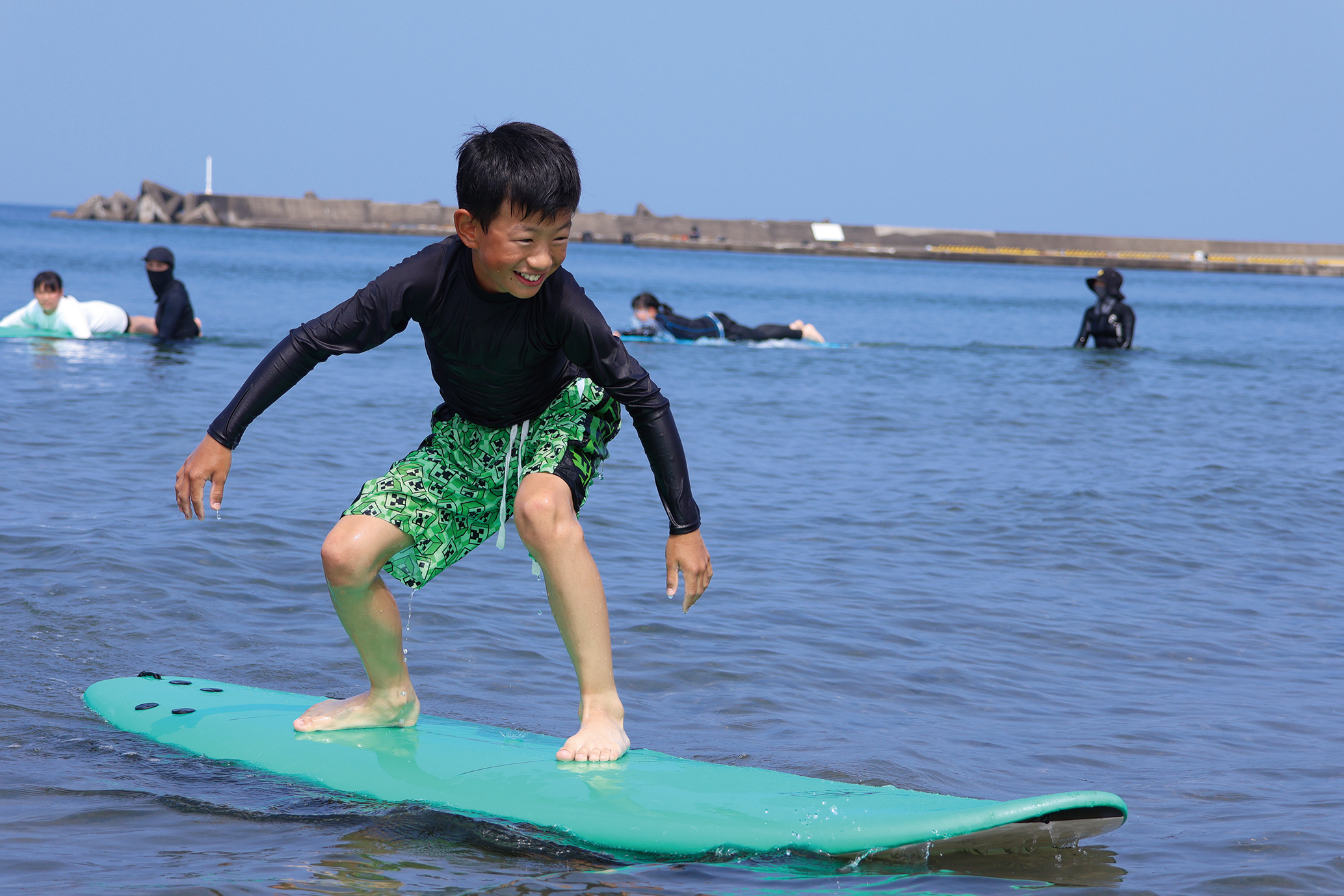 福井県坂井市／青空のもと波に乗ってサーファー気分