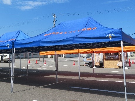 折りたたみ式テント(中）