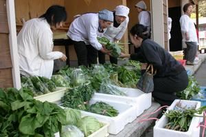 生産者の顔が見える安心安全な野菜を買い求める主婦たち