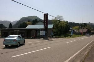 市がある場所は、丸岡町竹田地区の国道364号沿い