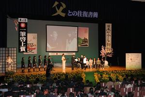 作品の朗読を丸岡高校放送部員、表彰アシスタントを古城さくら小町が務め、花を添えた顕賞式