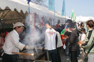 宮崎地鶏や地ビールがウリの延岡市「のぼりざる倶楽部」の屋台は長蛇の列