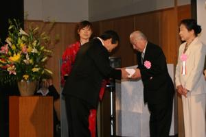 記念品を受ける市民憲章等検討委員会の山田昭雄委員長ら