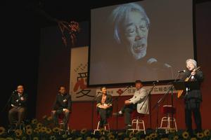 シンと静まり返った会場で、小室等さんが弾き語りを披露